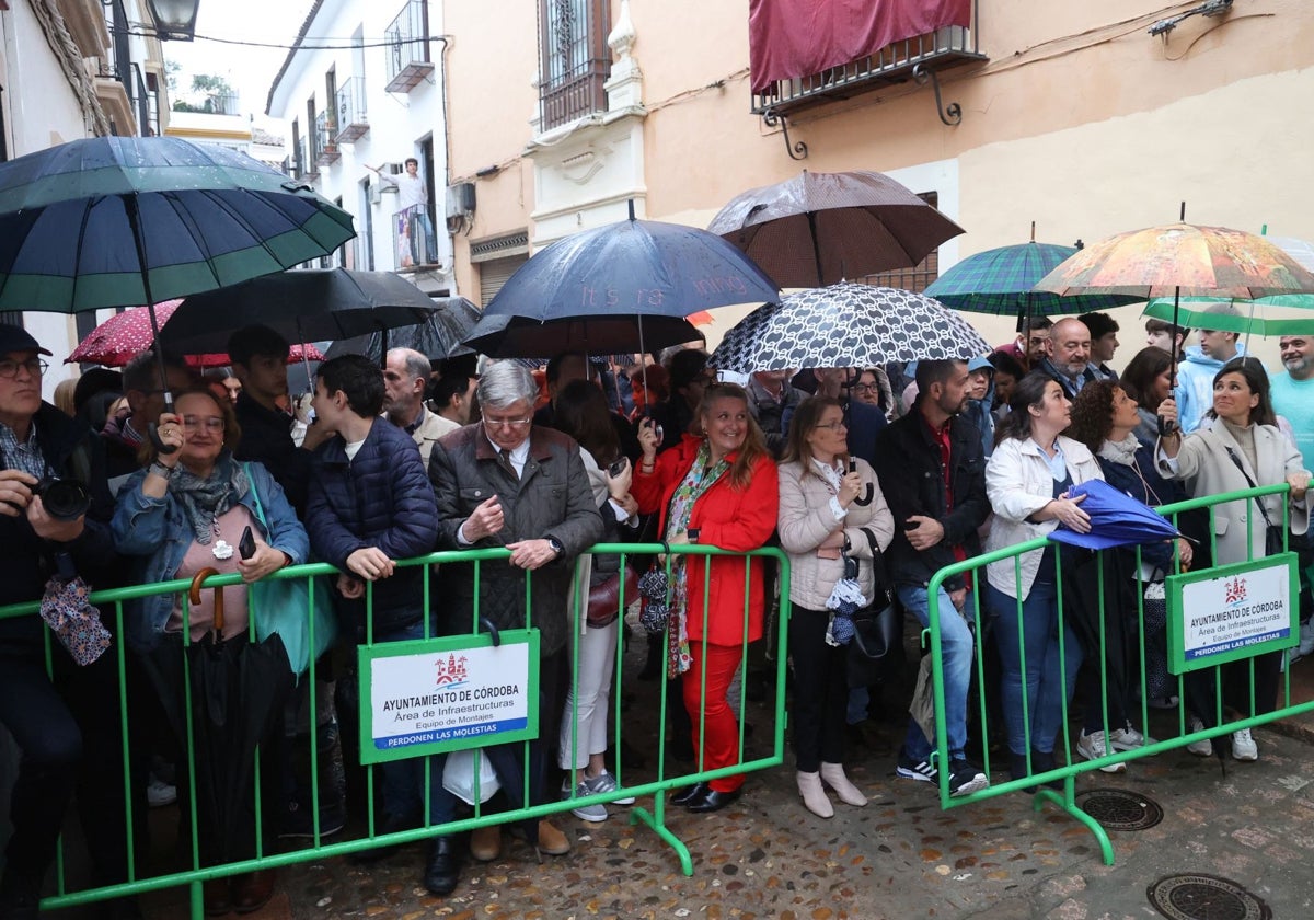 Público a la espera de la salida de la Sentencia el Lunes Santo de 2024