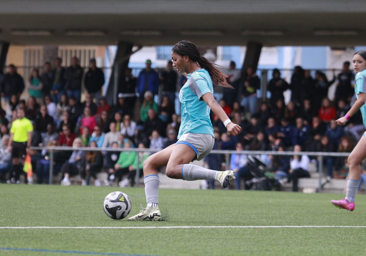 Imagen de archivo de una futbolista durante la Valencia Cup Girls