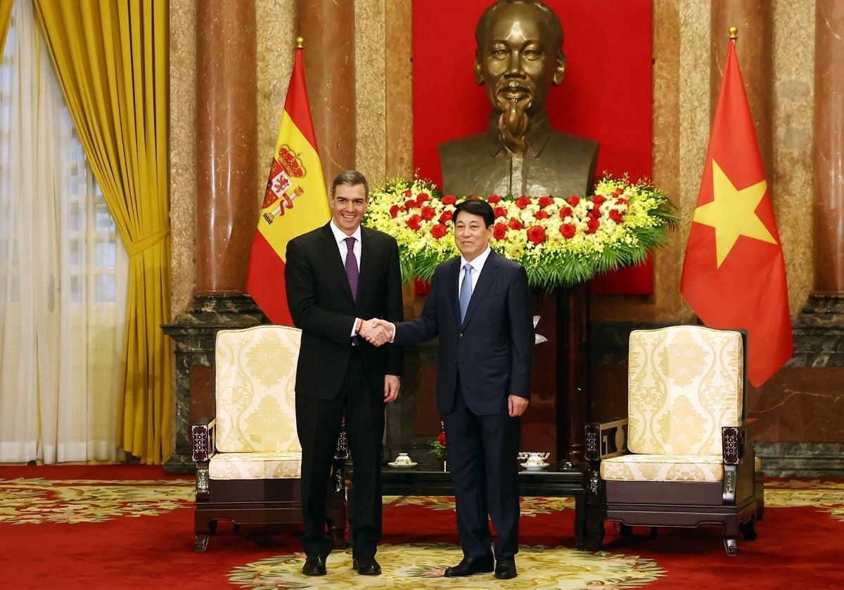 El presidente del Gobierno, Pedro Sánchez, saludando al presidente de la República Socialista de Vietnam, Luong Cuong