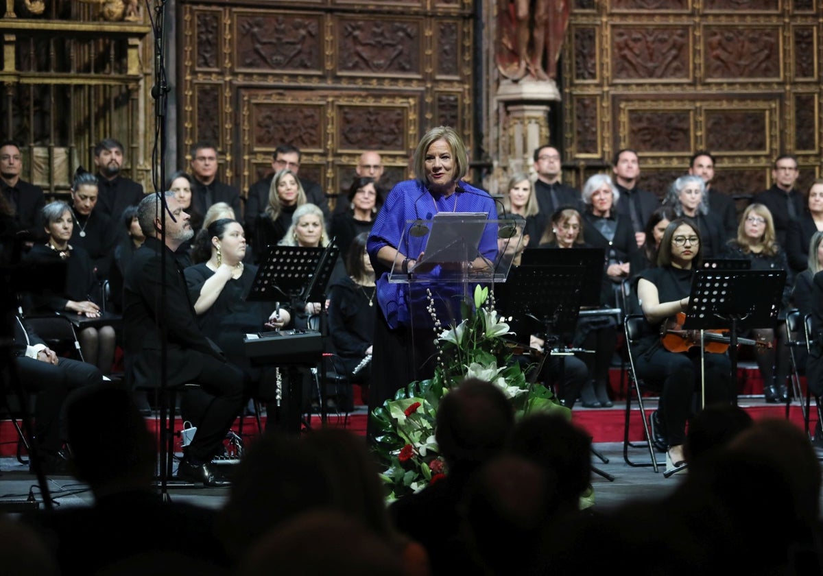 La pregonera, Eva Fernández, con la Capilla Musical detrás