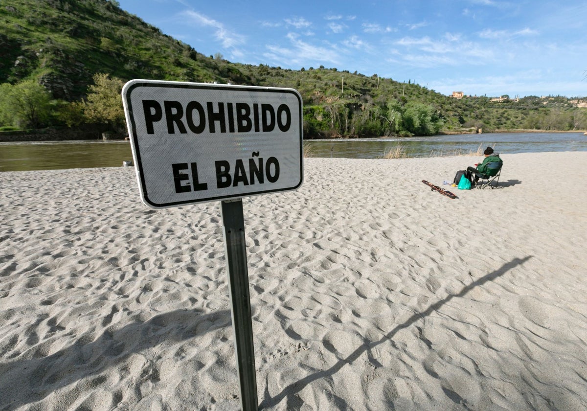 En la nueva playa del Tajo hay un cartel que recuerda que el baño está prohibido