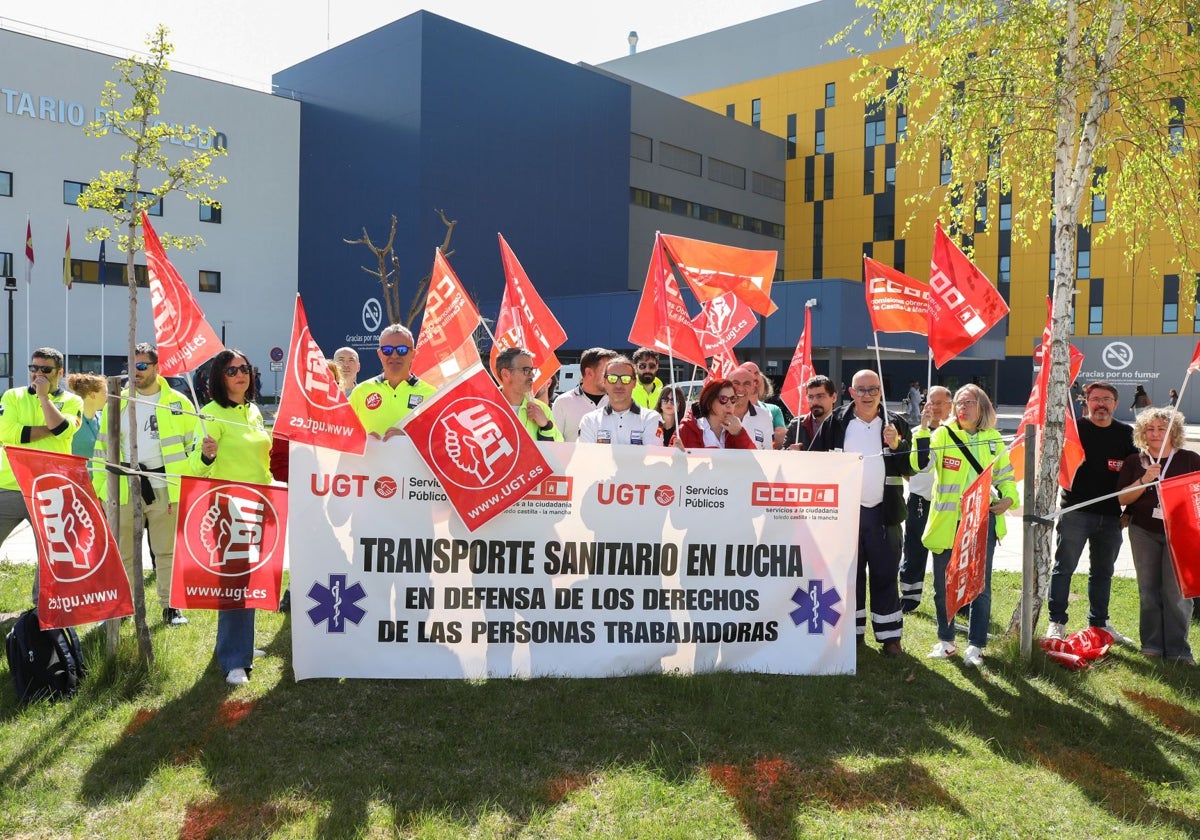 Algunos de los manifestantes a las puertas del Hospital Universitario de Toledo
