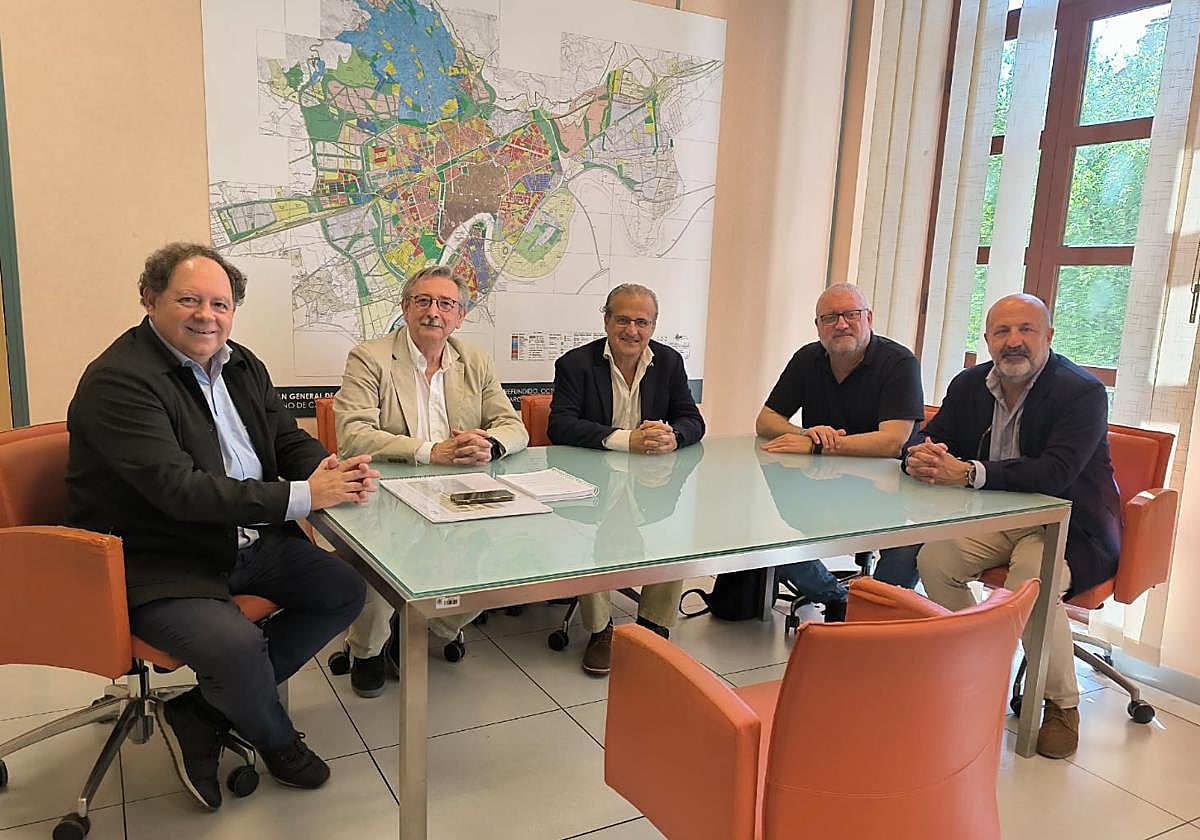 El gerente de Urbanismo con representantes de los Colegios de Arquitectos de Córdoba, Granada y Almería