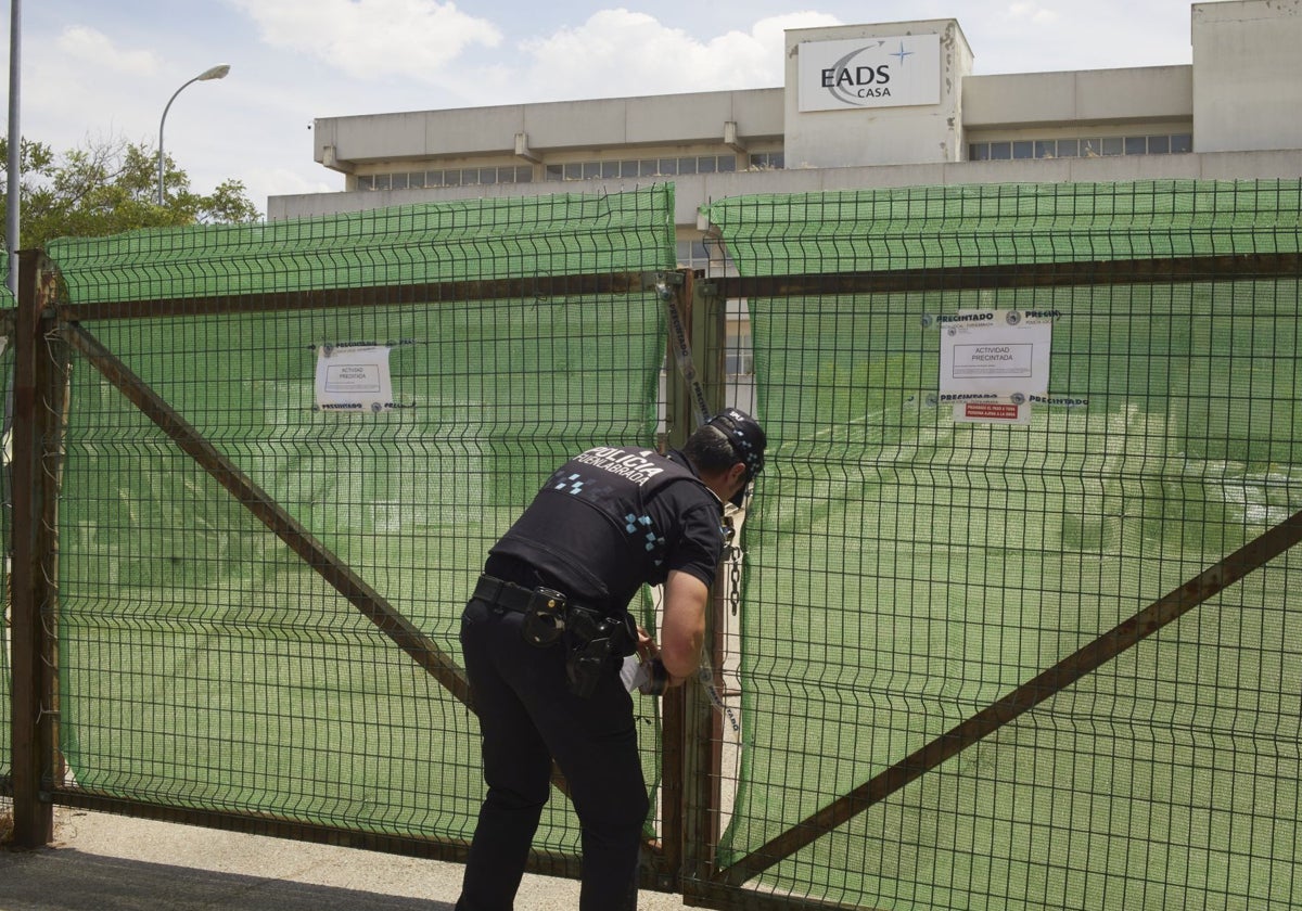 Un agente de Policía local de Fuenlabrada cumpliendo con la orden de precintar las obras en La Cantueña que dictó el alcalde