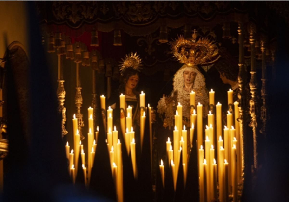 Nuestra Señora de la Consolación, procesionando por las calles de Granada