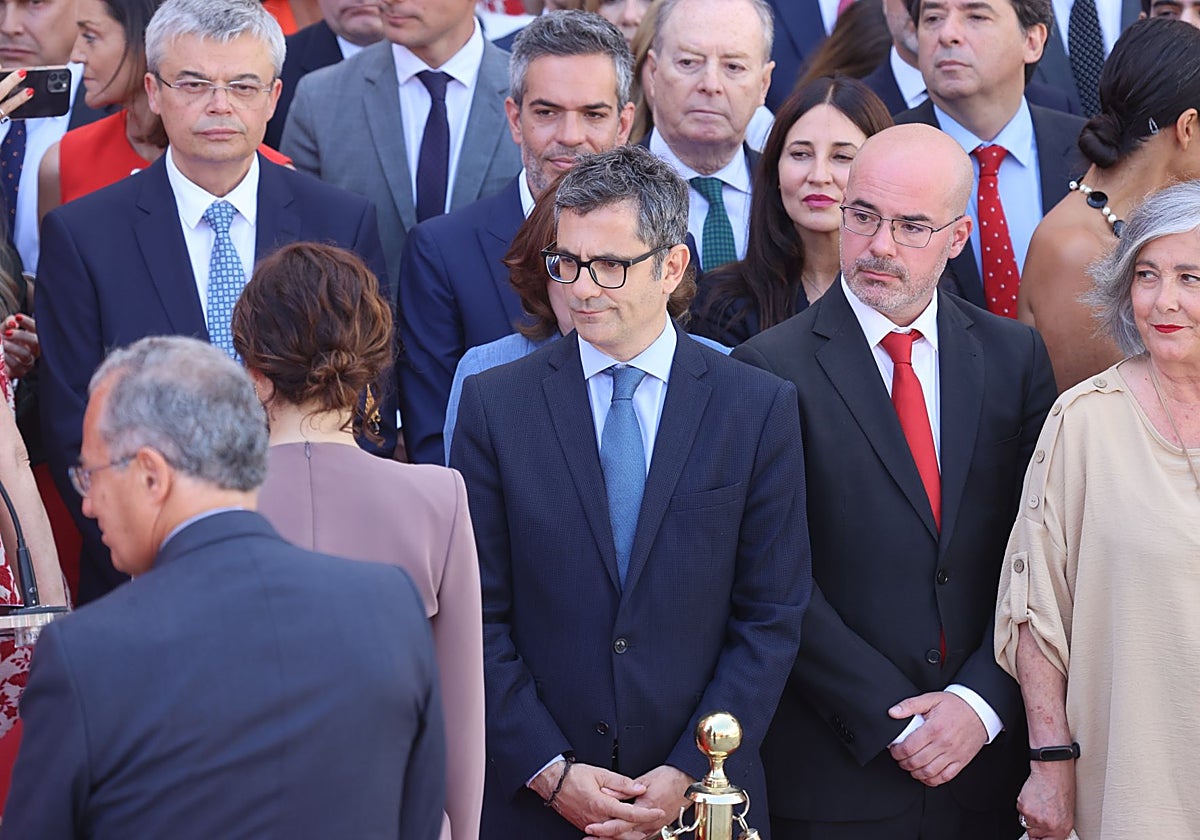 El delegado del Gobierno en Madrid, Francisco Martín, junto al ministro Bolaños en el Dos de Mayo en que el segundo no pudo subir a la tribuna de invitados