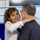 Dolors Montserrat y Alberto Núñez Feijóo se saludan