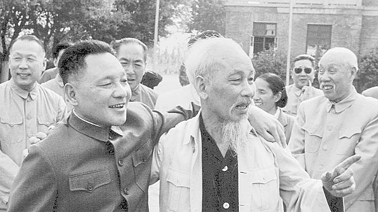 El líder chino Deng Xiaoping (izquierda) junto a Ho Chi Minh