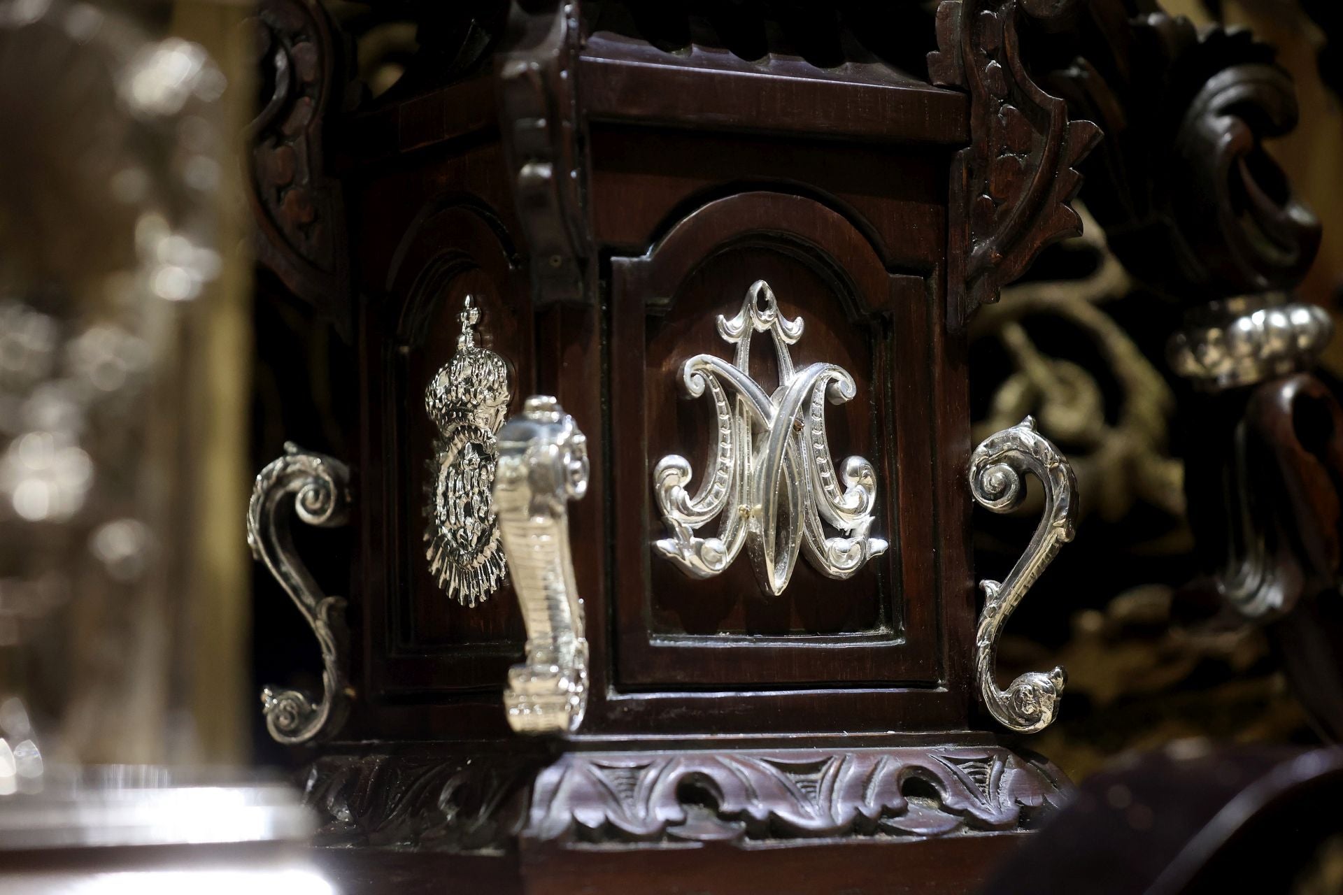 Los nuevos faroles de cola del palio de la Nazarena de Córdoba, en imágenes