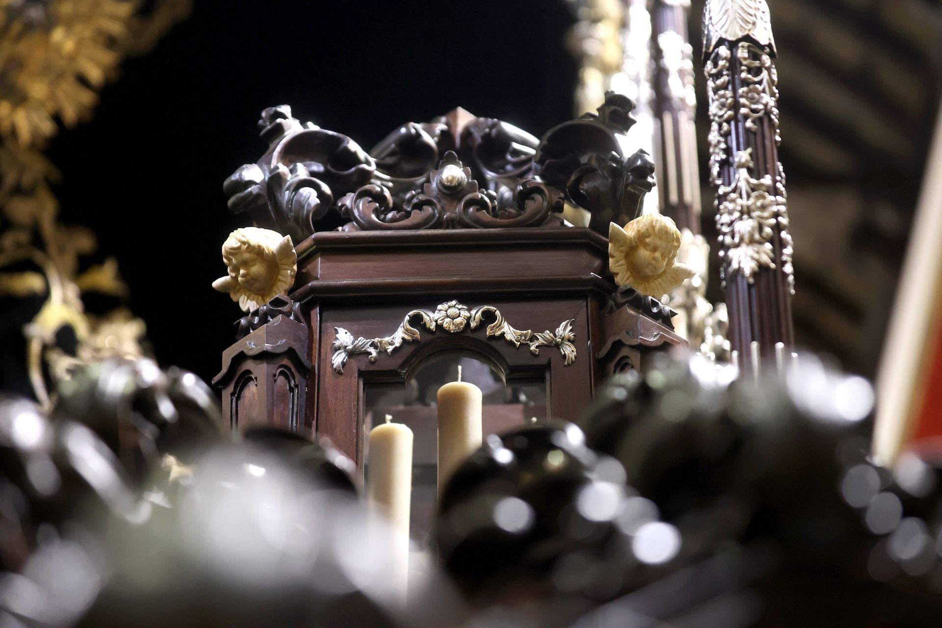 Los nuevos faroles de cola del palio de la Nazarena de Córdoba, en imágenes