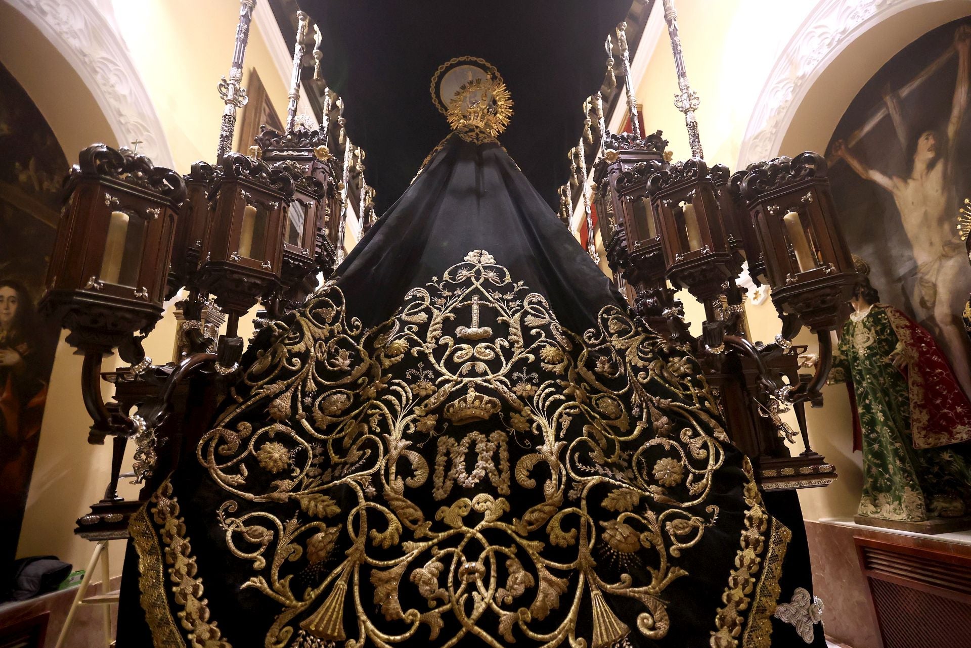 Los nuevos faroles de cola del palio de la Nazarena de Córdoba, en imágenes