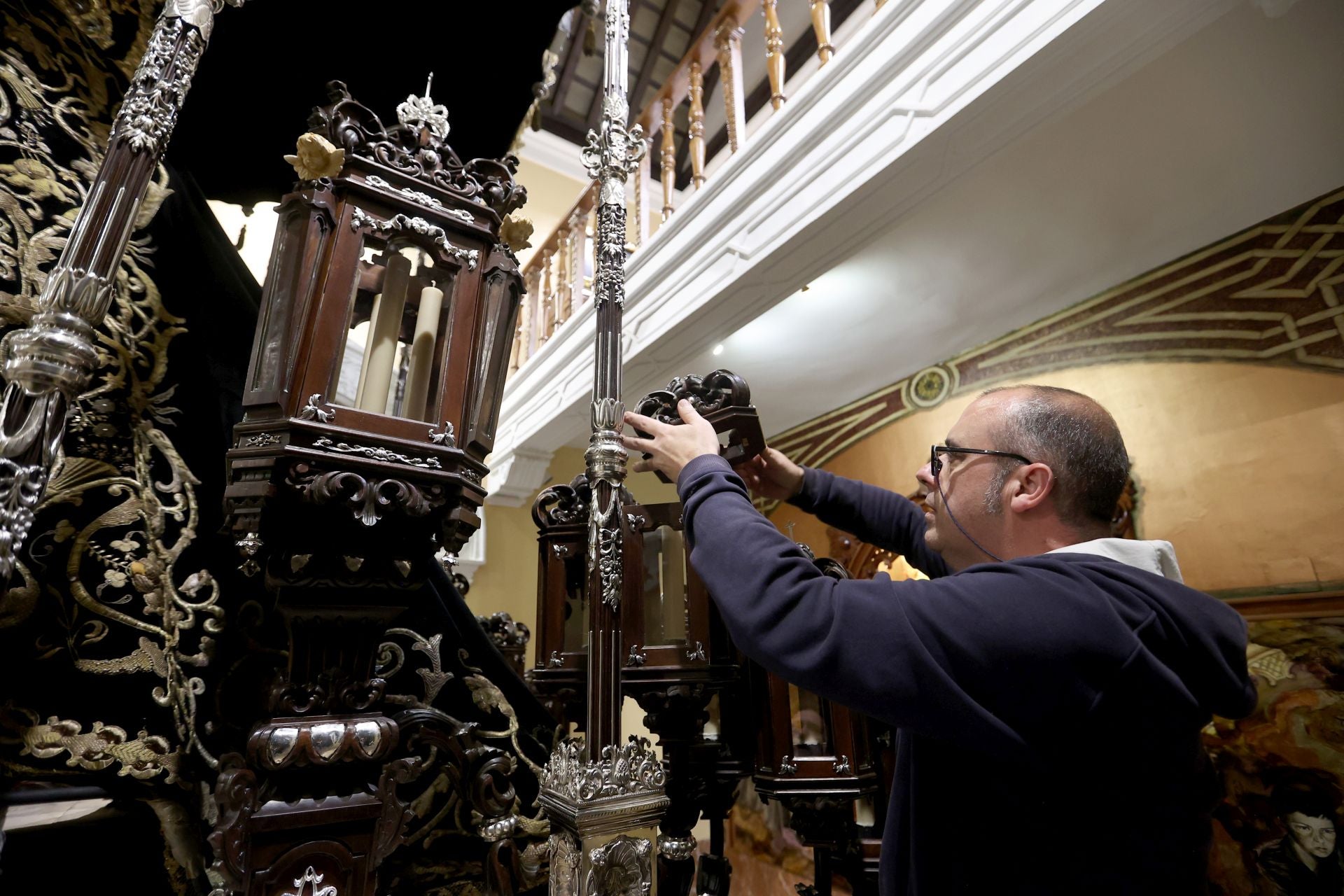 Los nuevos faroles de cola del palio de la Nazarena de Córdoba, en imágenes