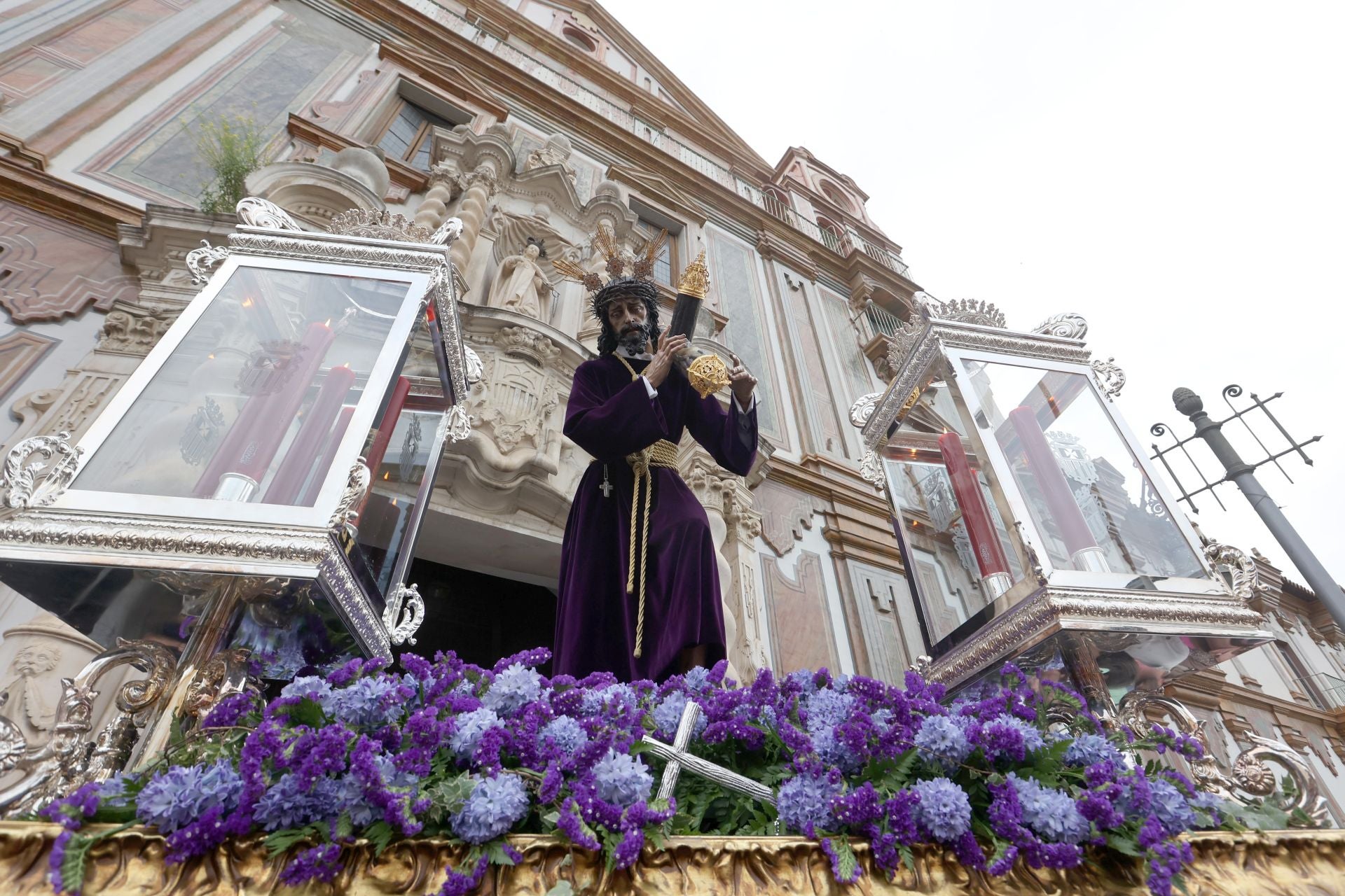El solemne vía crucis del Soberano Poder por las calles de Córdoba, en imágenes