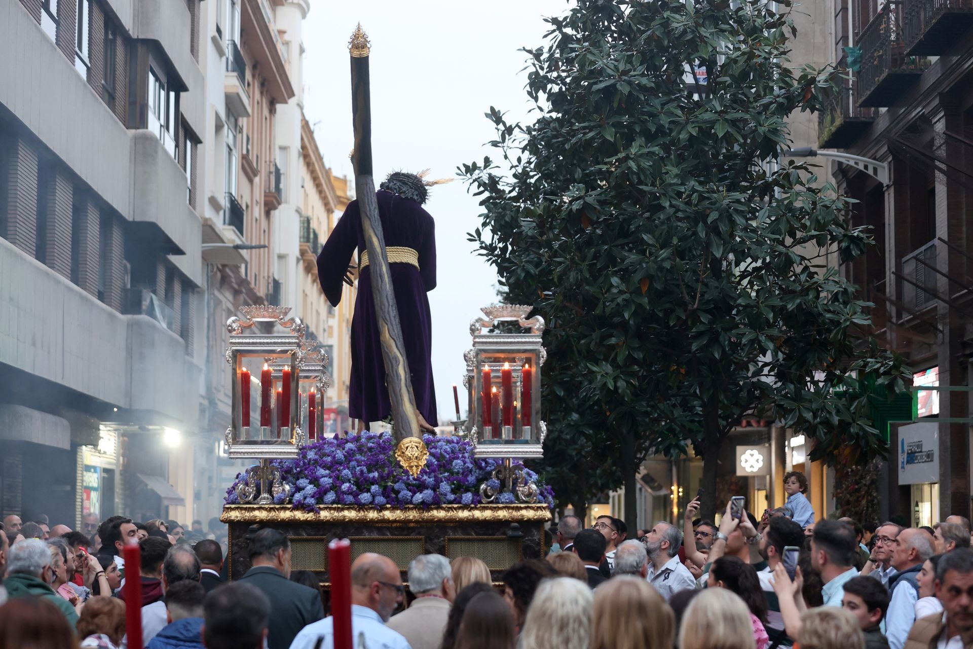 El solemne vía crucis del Soberano Poder por las calles de Córdoba, en imágenes