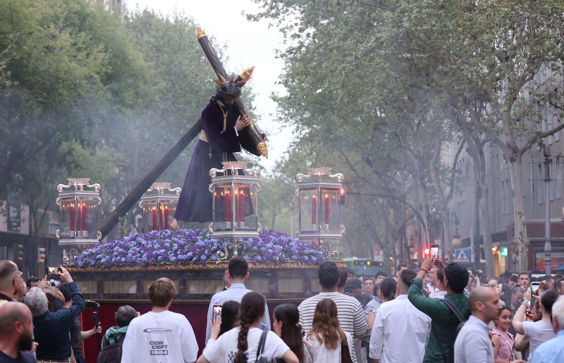 El solemne vía crucis del Soberano Poder por las calles de Córdoba, en imágenes