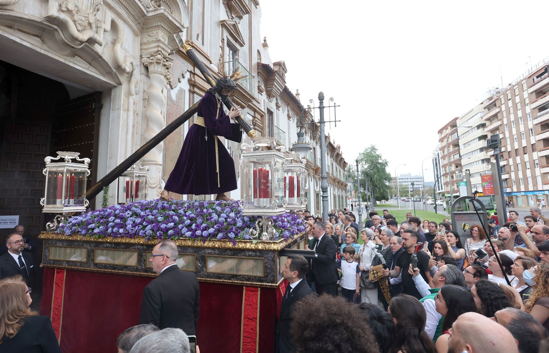 El solemne vía crucis del Soberano Poder por las calles de Córdoba, en imágenes
