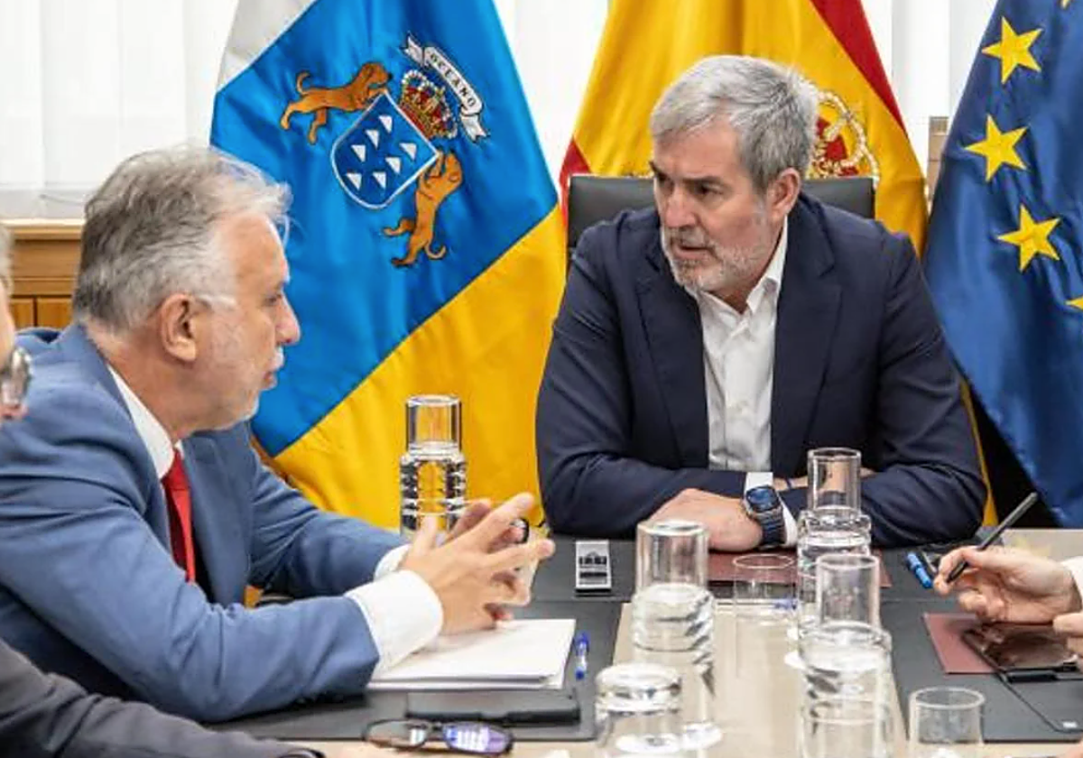 El ministro de Política Territorial Ángel Víctor Torres y el presidente de Canarias Fernando Clavijo durante su reunión en Las Palmas en foto de archivo