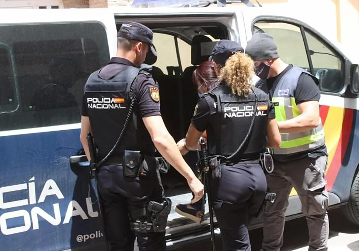 Detención de la Policía Nacional en  foto de archiivo