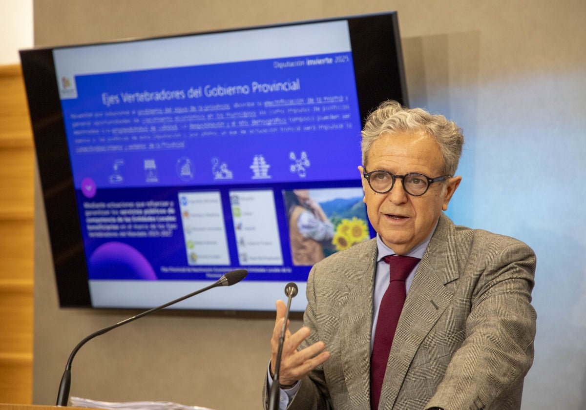Salvador Fuentes en la presentación del programa 'Diputación invierte'