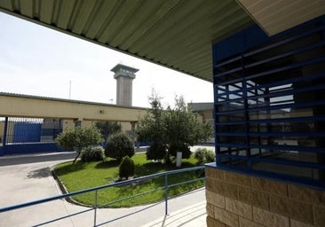 Un preso de la cárcel de Alcolea apaliza a un funcionario por recriminarle que fumase en un lugar prohibido