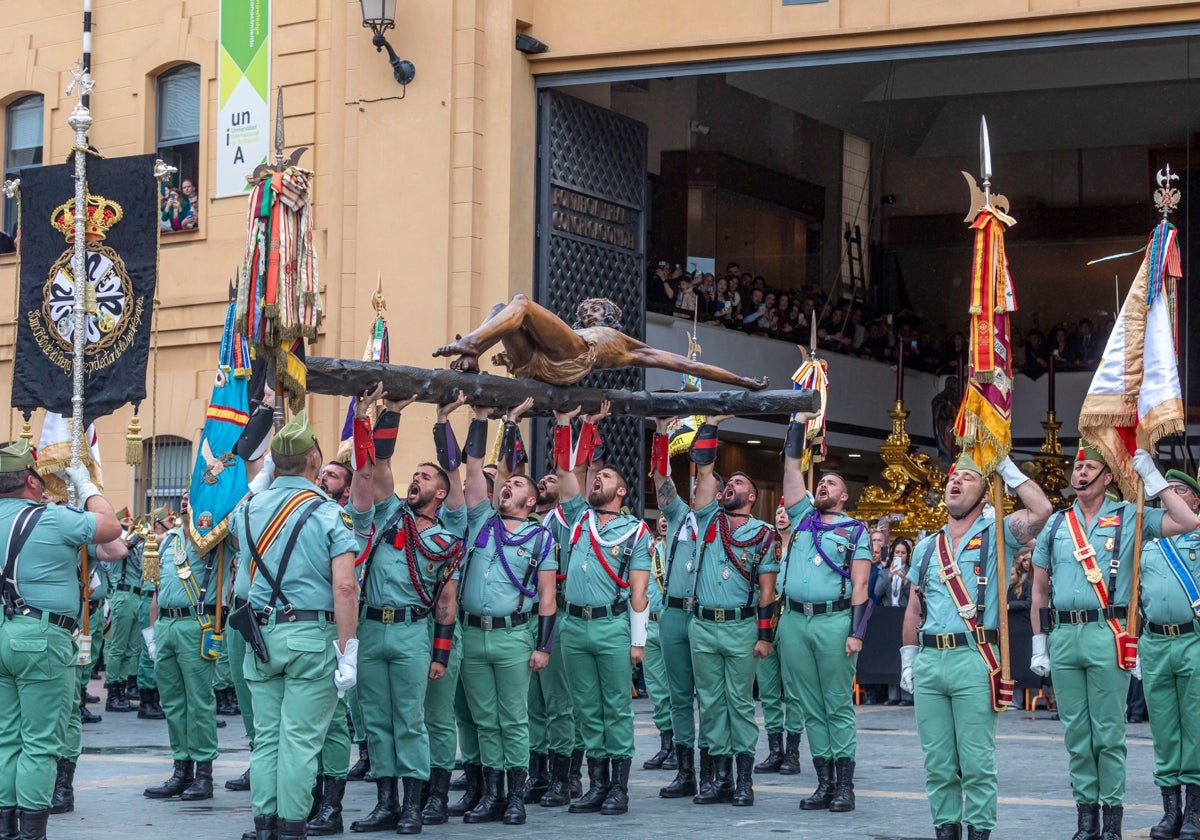 Traslado del Cristo de Mena por La Legión en Málaga