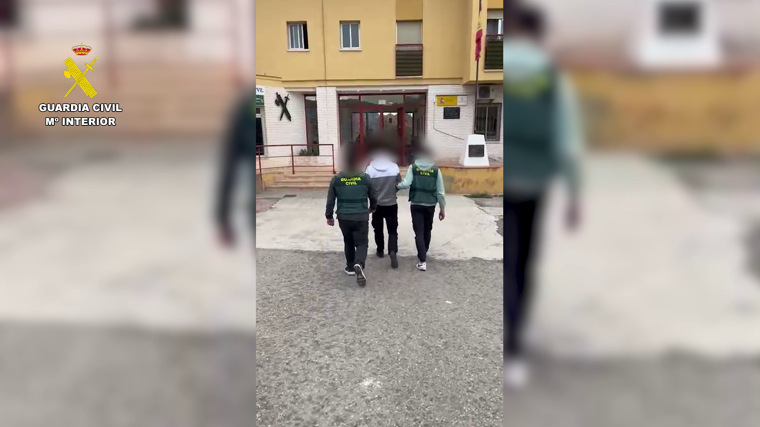Uno de los detenidos durante la operación