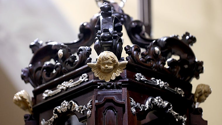 Cabezas de ángel situadas en los faroles y apliques en plata, en detalle