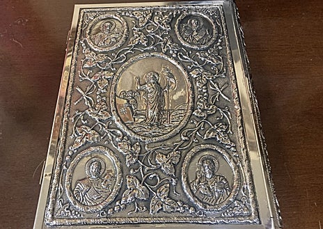 Imagen secundaria 1 - Arriba, escudos de los obispos Adolfo Pérez Muñoz y Fray Albino, en la reproducción del libro. Debajo, contraportada. A la derecha, otra de las páginas