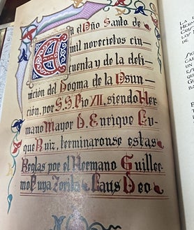 Imagen secundaria 2 - Arriba, escudos de los obispos Adolfo Pérez Muñoz y Fray Albino, en la reproducción del libro. Debajo, contraportada. A la derecha, otra de las páginas