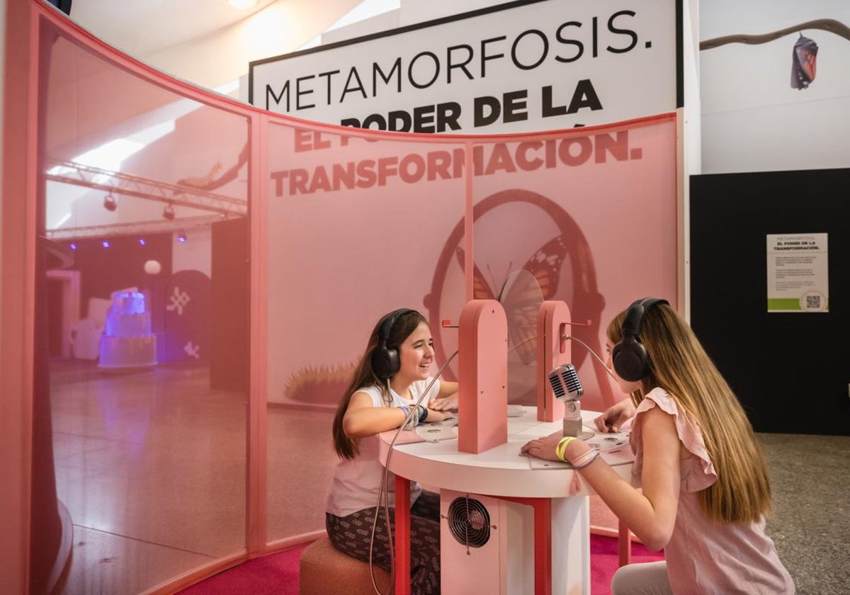Imagen de dos niñas en la exposición