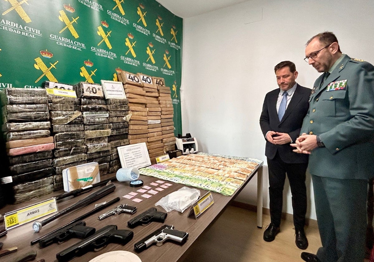 El coronel Juan Antonio Valle acompañado por el subdelegado del Gobierno en Ciudad Real, David Broceño, junto a los efectos intervenidos