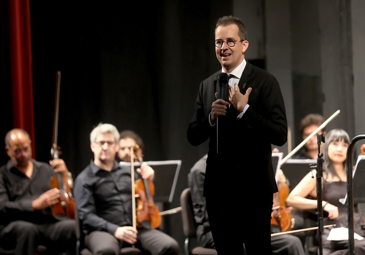 Salvador Vázquez se dirige al público durante un concierto de la Orquesta de Córdoba