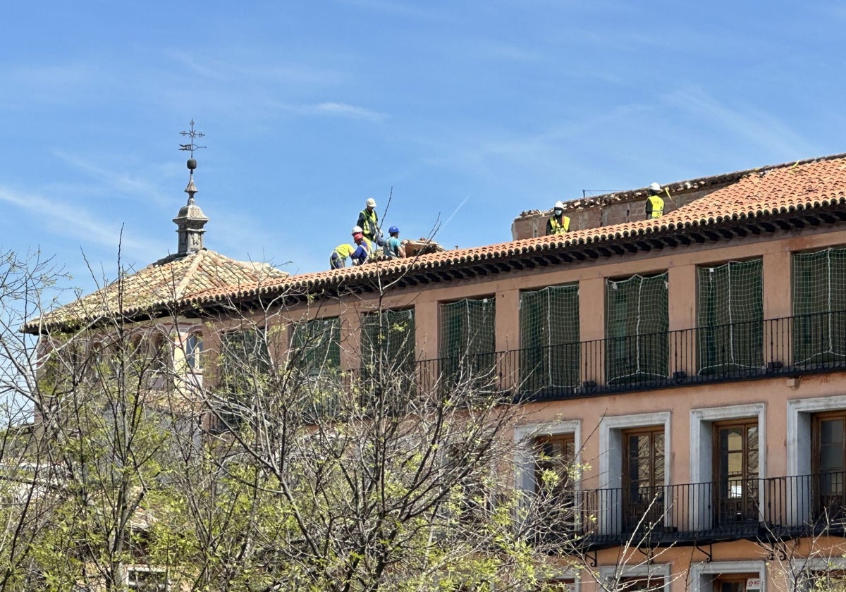 En la imagen, obreros en la zona de la cubierta del edificio, este miércoles