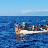 Rescatadas 41 personas migrantes, entre ellas un menor, a bordo de un cayuco en aguas de Tenerife