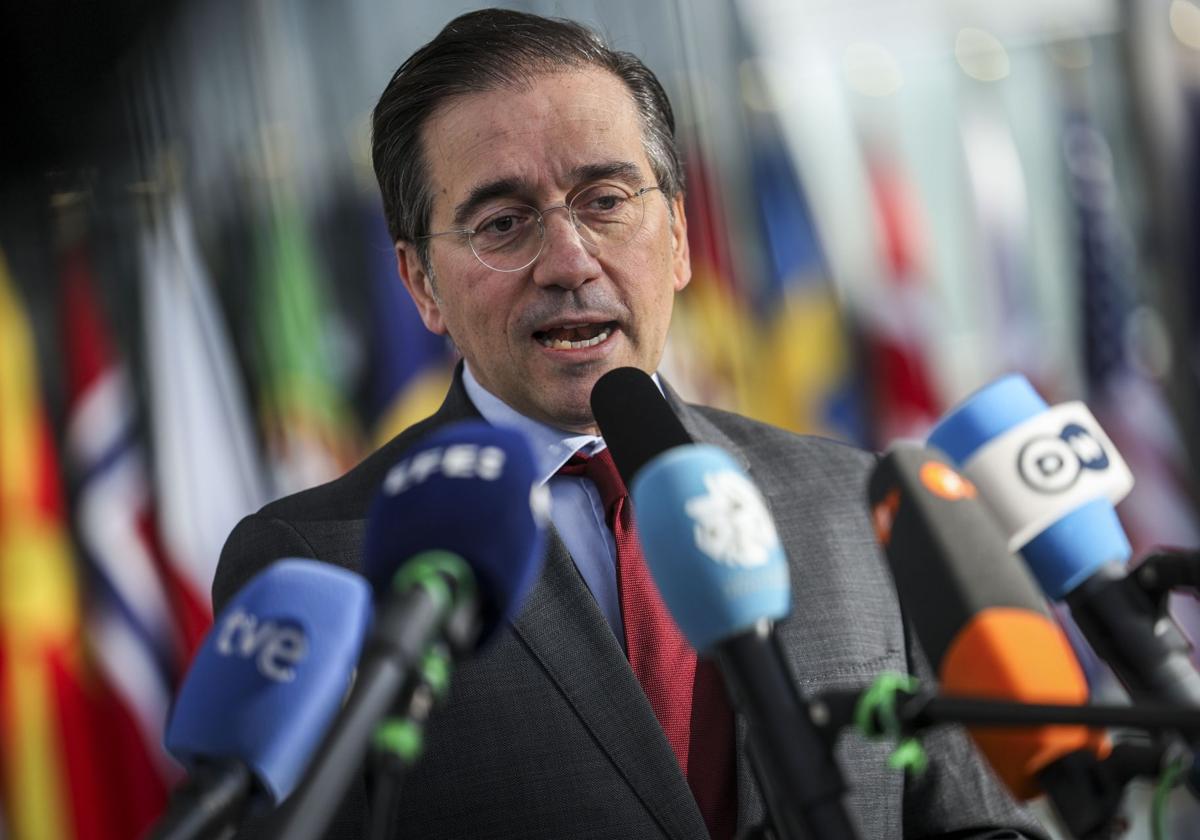 José Manuel Albares, ministro de Exteriores, en una atención a medios