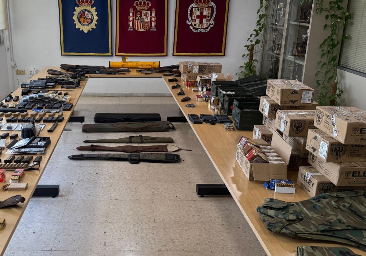 Imágenes de la operación policial desarrollada este martes en un pueblo de Almería