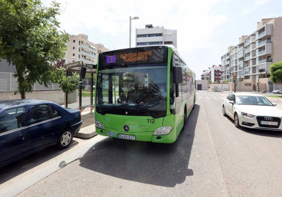 Autobús de Aucorsa en la de Huerta de Santa Isabel en una imagen de archivo