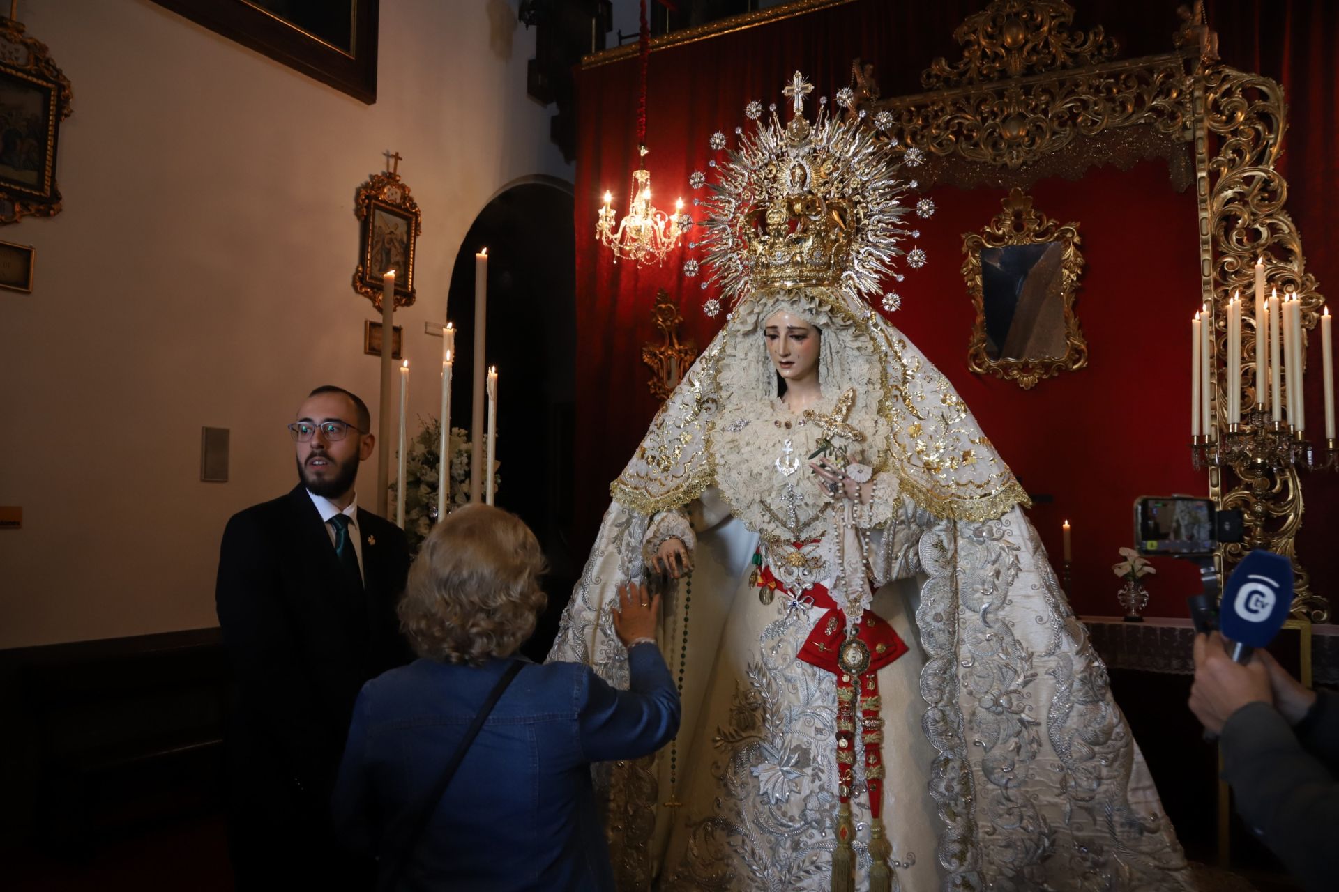 El devoto besamanos de la Virgen de la Paz en Córdoba, en imágenes