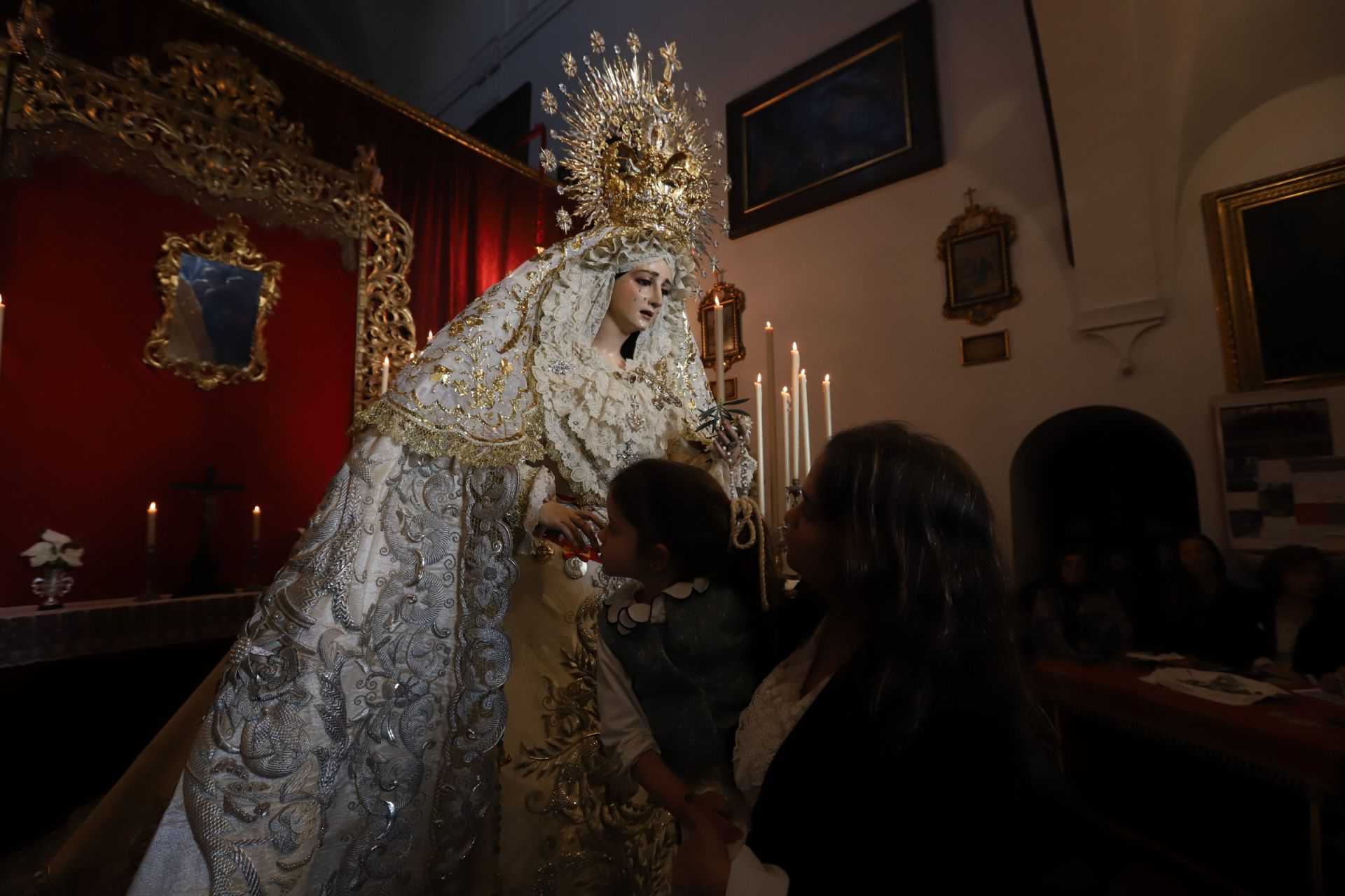 El devoto besamanos de la Virgen de la Paz en Córdoba, en imágenes