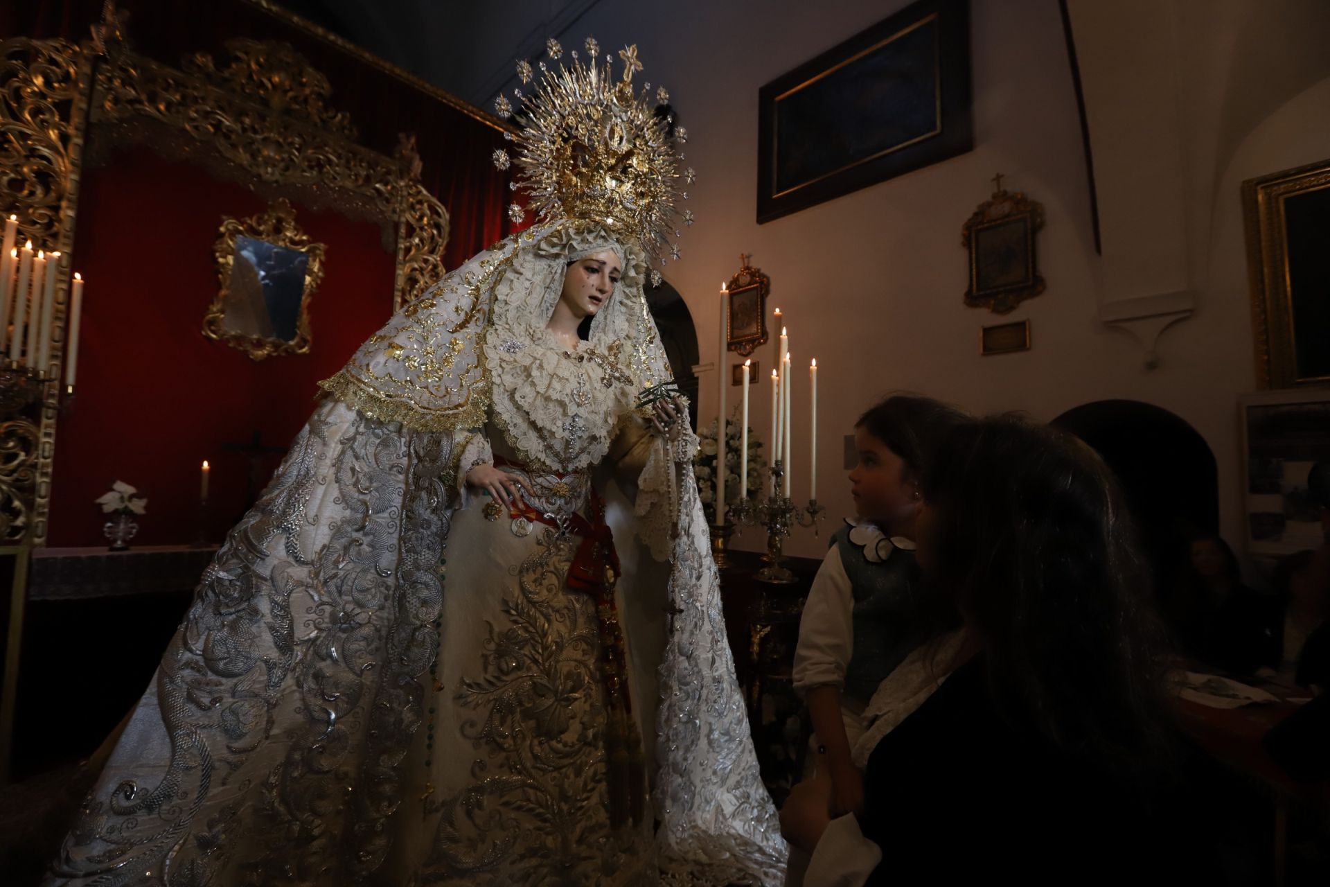 El devoto besamanos de la Virgen de la Paz en Córdoba, en imágenes