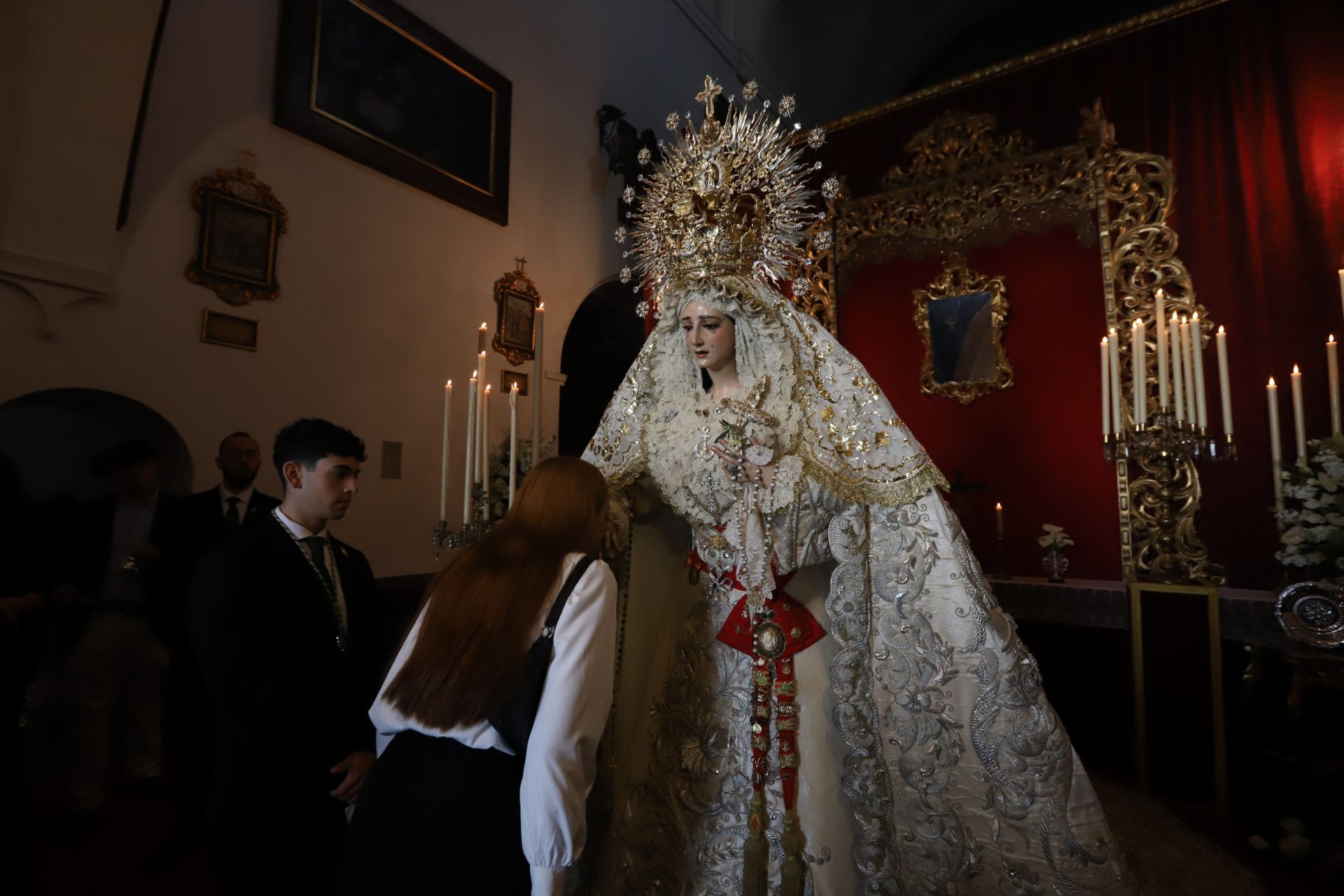 El devoto besamanos de la Virgen de la Paz en Córdoba, en imágenes