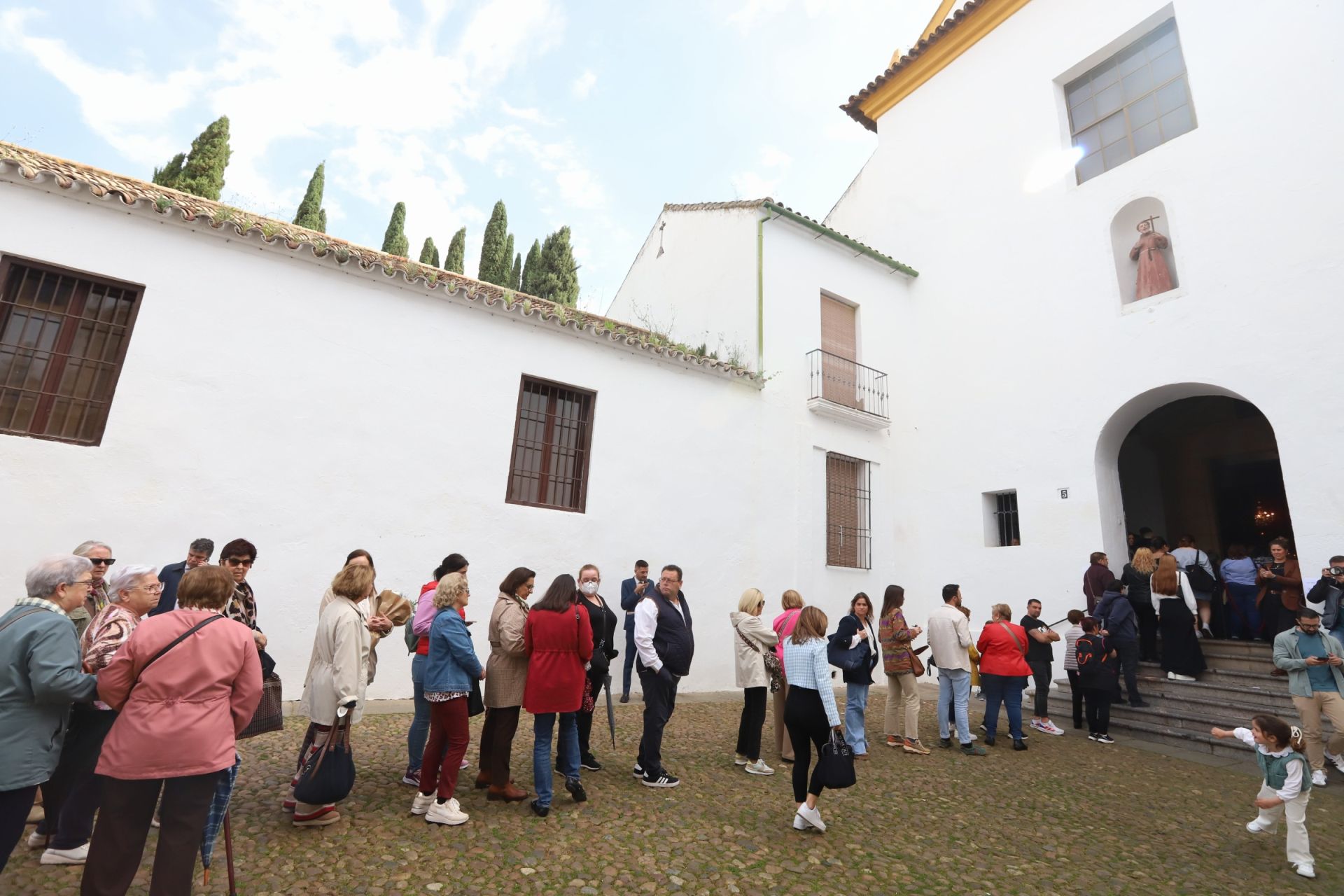El devoto besamanos de la Virgen de la Paz en Córdoba, en imágenes