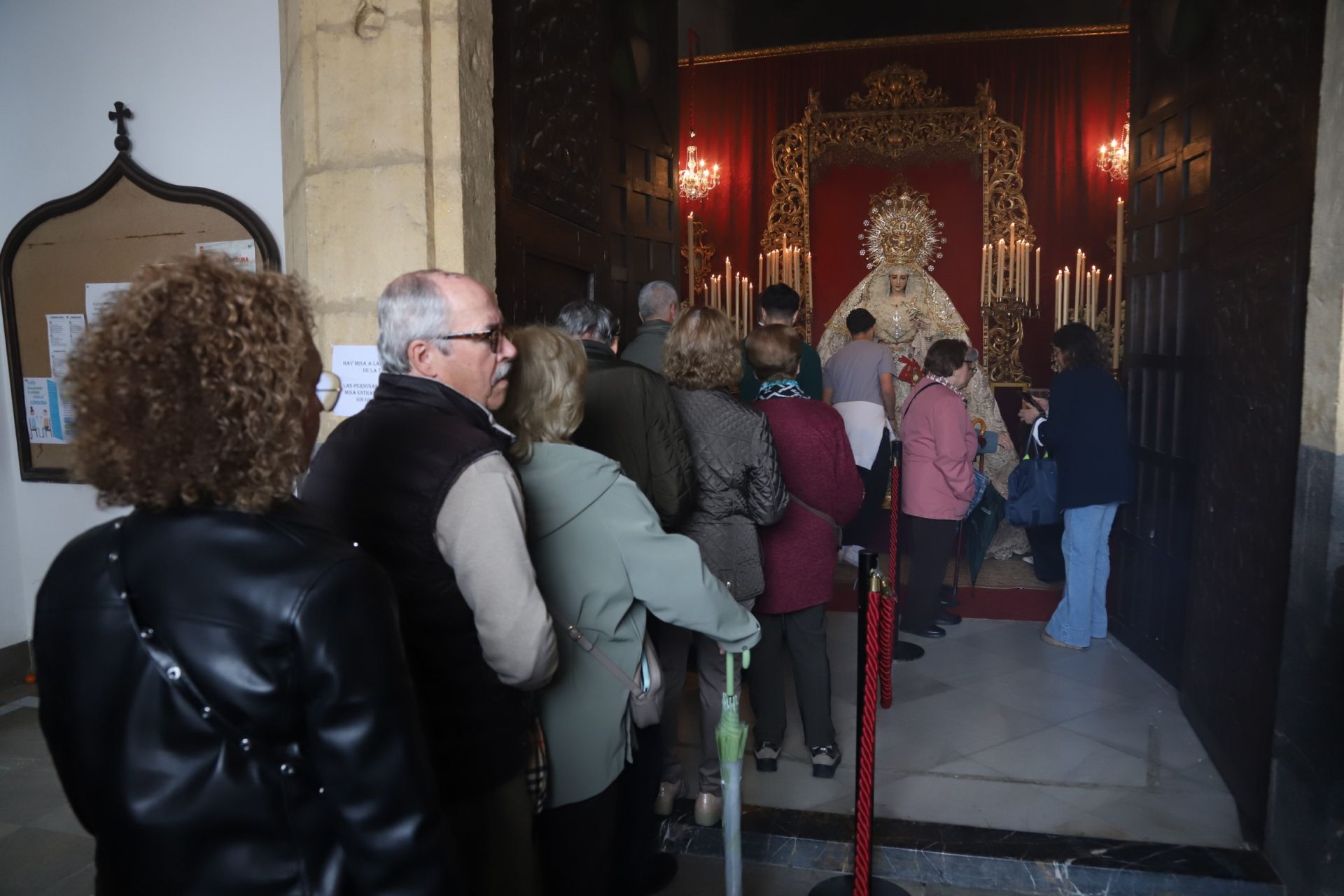 El devoto besamanos de la Virgen de la Paz en Córdoba, en imágenes