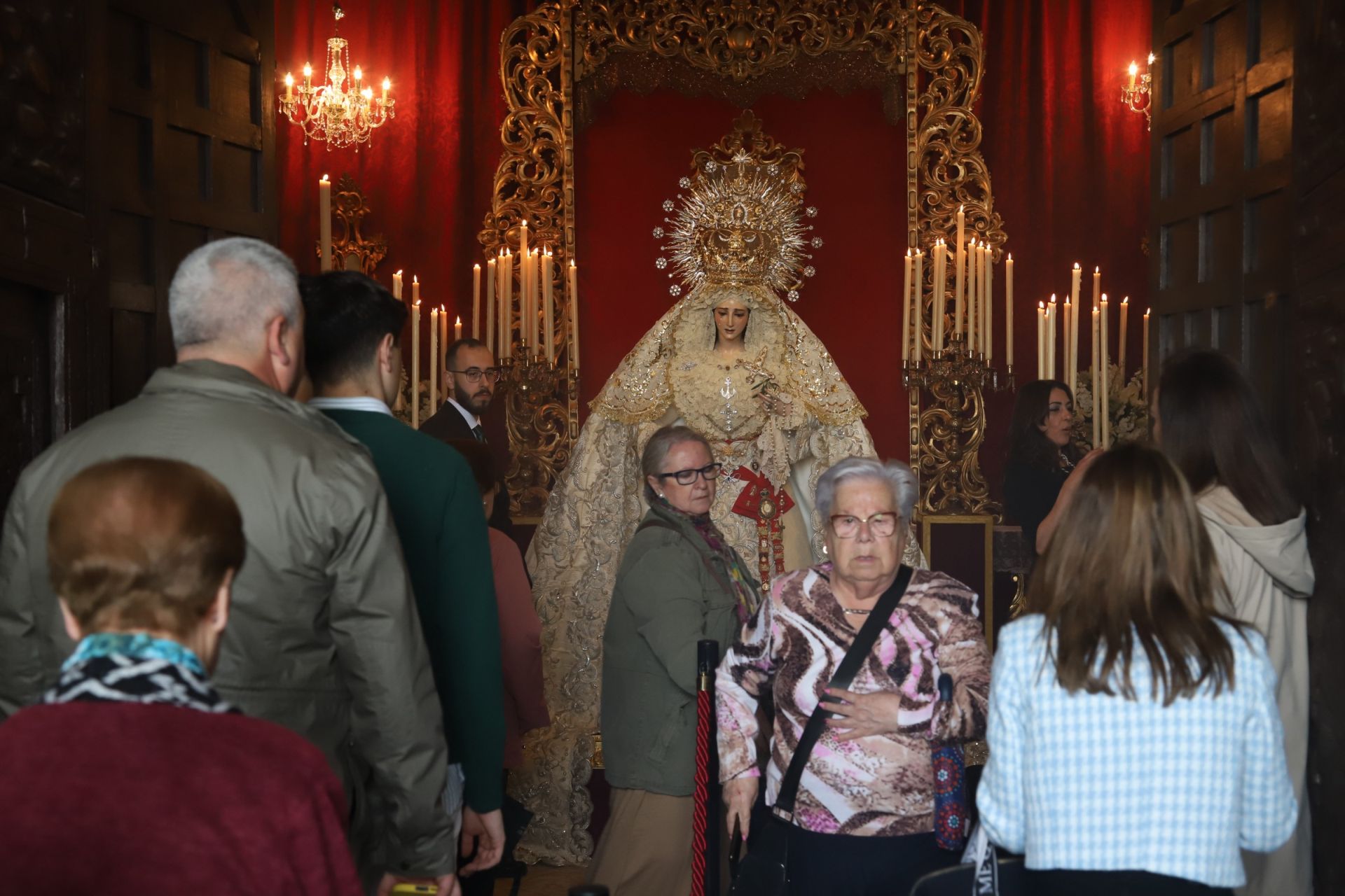 El devoto besamanos de la Virgen de la Paz en Córdoba, en imágenes