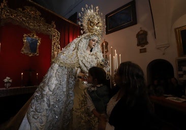 El devoto besamanos de la Virgen de la Paz, en imágenes