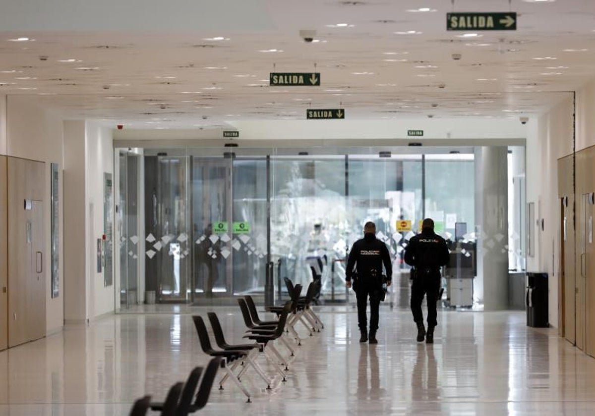 Dos agentes de la Policía Nacional en los pasillos de la Ciudad de la Justicia de Córdoba