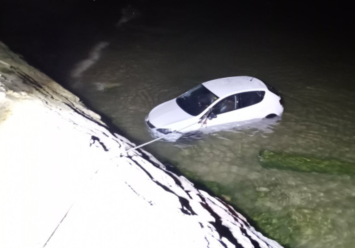 Coche en el agua de la playa de los Peligros
