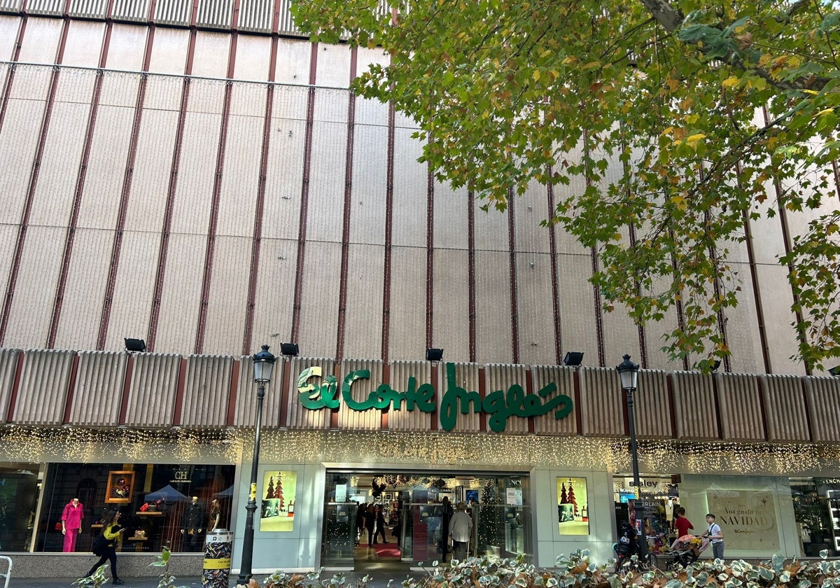 Centro de El Corte Inglés en la Acera del Darro, en el centro de Granada