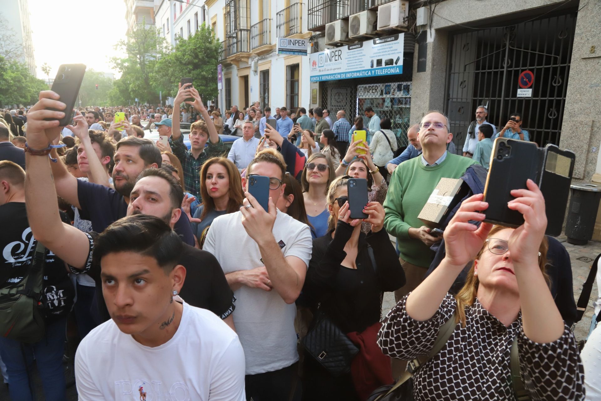La espiritual procesión del Cristo de la Providencia de Córdoba, en imágenes