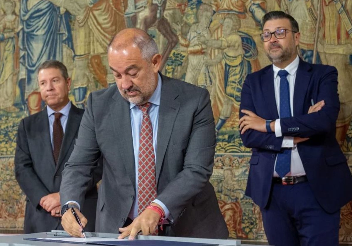 El rector Garde, en primer plano, junto a García-Page y Amador Palacios